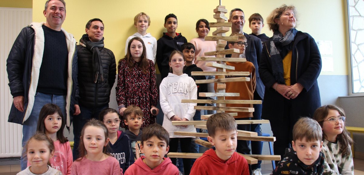 Château-Gontier. Les écoles publiques reçoivent des sapins en bois fabriqués par des jeunes