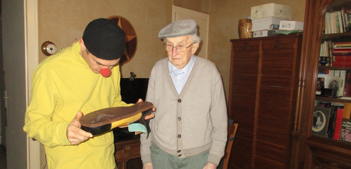 Saint-Martin-du-Bois. Un ancien clown âgé de 95 ans fait don de ses chaussures à une association
