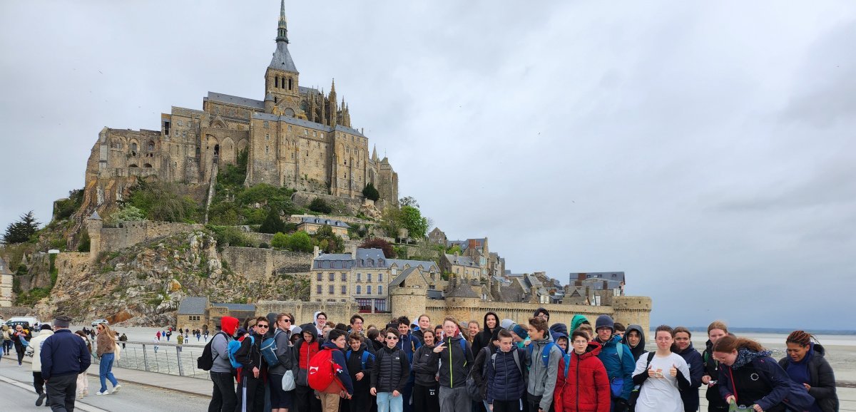 Segré-en-Anjou-bleu. Les collégiens de Georges-Gironde au Mont-Saint-Michel avec leurs correspondants allemands