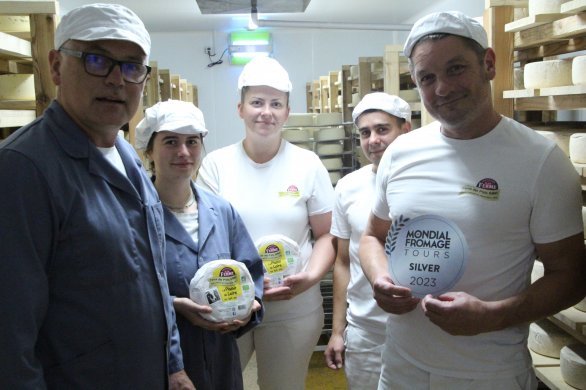 Saint-Michel-et-Chanveaux. Au bout d'un an, ils obtiennent une médaille au Mondial du fromage