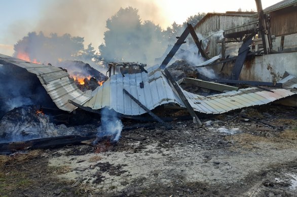 Niafles. Un bâtiment agricole détruit par un incendie : "Mon tracteur était à l'intérieur"