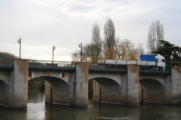 Châteauneuf-sur-Sarthe. Faire du pont un exemple