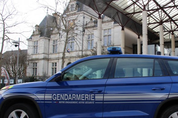 Mayenne. Trois alertes à la bombe ciblent les mairies de Château-Gontier, Meslay-du-Maine et Argentré