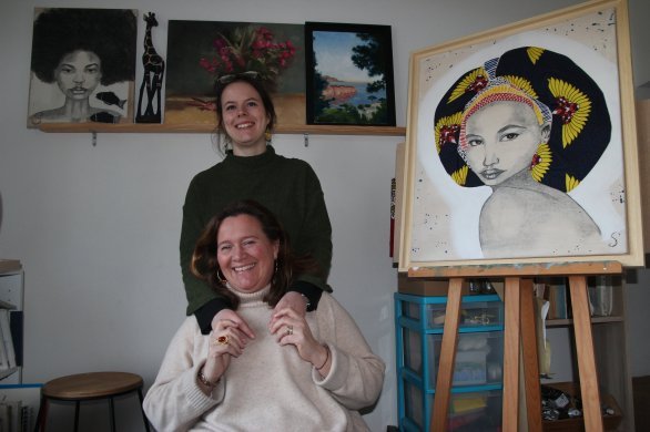 Salon Antiquités brocante. . Mère et fille, Laurence et Maguelonne Simonet exposent pour la première fois à Segré