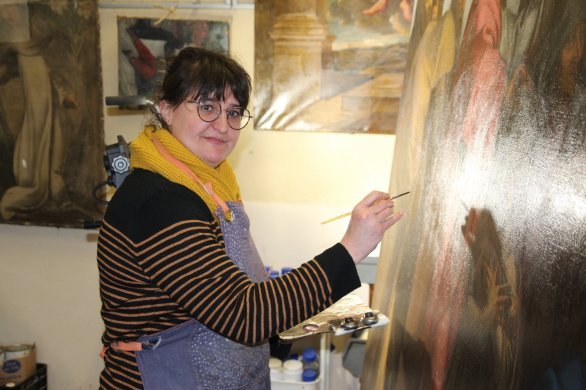 Bouessay.. Fanny Chauvet restaure les tableaux d'art depuis vingt ans