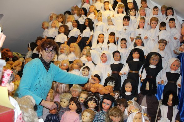 Pays de Cossé. Marie-Annick, véritable passionnée, vit avec 3 000 poupées chez elle !