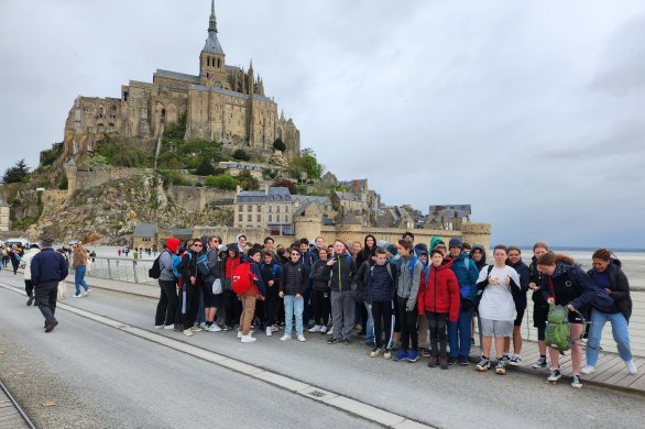 Segré-en-Anjou-bleu. Les collégiens de Georges-Gironde au Mont-Saint-Michel avec leurs correspondants allemands