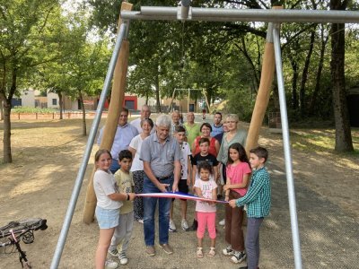 Les nouveaux jeux inaugurés au parc du Fresne ont déjà beaucoup de succès auprès des plus jeunes de la commune - Mickael