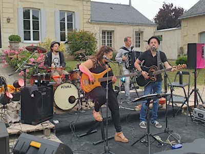 Avec leur groupe Algodon, les musiciens se produisent dans les guinguettes, les fêtes de villages, les anniversaires, etc. - Anne roger