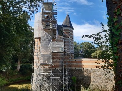 La lucarne de la tour d'enceinte sud va être restaurée. - Philippe Simon