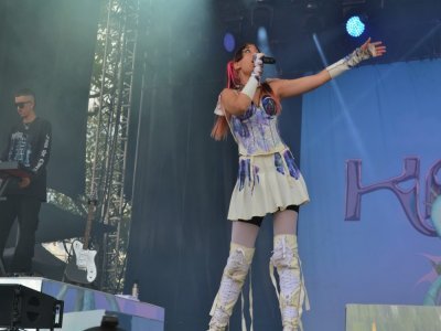 Vers 16 h 30, la chanteuse Kalika a fait le show devant les premiers festivaliers de la journée. - Juliette Courcoul