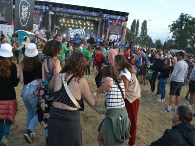 Hors de la scène, le public du V and B Fest' s'est lancé dans une farandole. - Juliette Courcoul