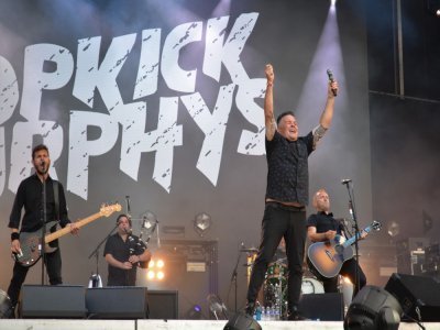 Le groupe de punk celtique américain, Dropkick Murphys a conquis le public du V and B Fest', prêt à danser ! - Juliette Courcoul