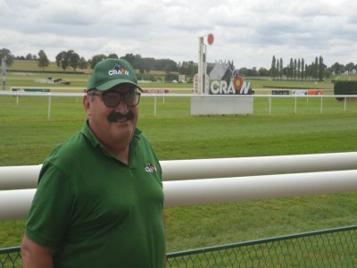 À travers ses activités à l'hippodrome de Craon, Rémy fait un lien avec son passé d'agriculteur. - Charlie Creteur