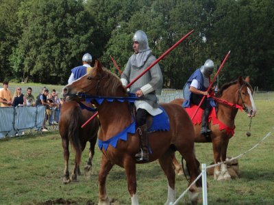 Les chevaliers ont affronté les jeux médiévaux : lance, épée, tir à l'arc, etc. - Quentin Hernandez