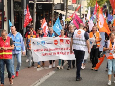 Des syndicalistes de Segré ont participé à la manifestation d'Angers. Ici, Isabelle Jarry (CFDT) et Frédéric Dauvier (Force ouvrière) derrière la banderole de l'intersyndicale.