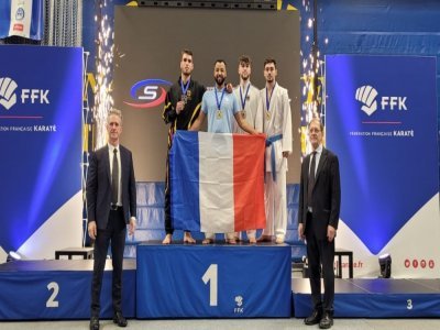 Ossama Kharbou tenant le drapeau avec l'équipe masculine représentant la France. - Fédération française de Karaté