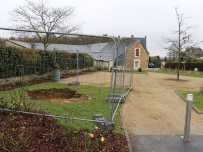 Le nouvel emplacement du monument aux morts de Saint-Fort (Mayenne) attend le déménagement. - Thomas Gourlin