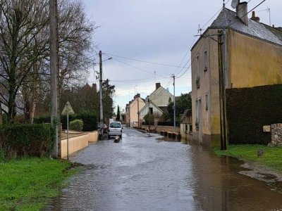 La rue du lavoir à Saint-Aubin-du-Pavoil est aussi inondée. - Photo transmise