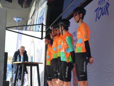 Le camion podium était installé pour la présentation des coureurs animée par le speaker cycliste, Daniel Mangeas. - Charlie Creteur