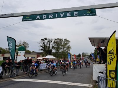 Quelque 135 cyclistes, élite et open, étaient au départ de la 45e course Nantes-Segré (photo Pascal Houssais).