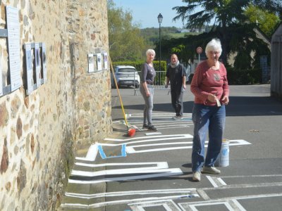 Les peintures du musée en plein air de Châtelais ont été refaites, lors de la journée citoyenne. - Elodie Chalandre