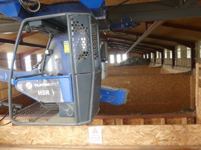 Le séchoir en grange du Gaec permet le stockage d'environ 500 tonnes d'herbe, dans quatre cases. - Anne Roger