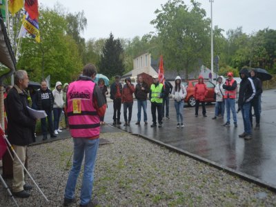 Lors du rassemblement place du Port, à Segré, les différents syndicats ont, dans leurs discours respectifs, appelé à la " paix". - Elodie Chalandre