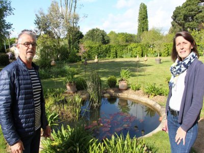 Jacky et Liliane Giteau dans leur jardin situé boulevard Victor-Hugo, à Château-Gontier (Mayenne). - Thomas Gourlin