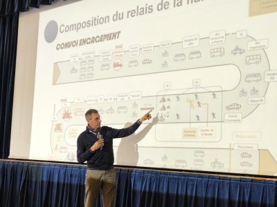 Le maire Étienne Glémot expliquant la composition du convoi - Renault Frédéric