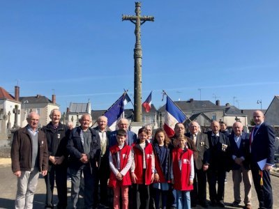 Les anciens combattants et le conseil municipal des jeunes. - Geneviève Charrier