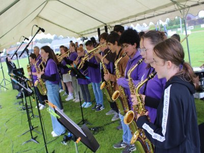 Les jeunes des classes orchestres et de l'établissement d'enseignements artistiques ont assuré le show à Cossé-le-Vivien (Mayenne) au passage de la flamme olympique le 29 mai 2024. - Thomas Clavreul