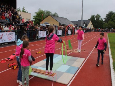 Les plus applaudis auront été les jeunes du centre de loisirs de Méral avec leur spectacle avant le passage de la flamme olympique le 29 mai 2024, à Cossé-le-Vivien (Mayenne) - Thomas Clavreul