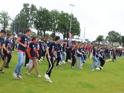 A Cossé-le-Vivien (Mayenne) le flash mob des 4es du collèges Saint-Joseph le 29 mai 2024. - Thomas Clavreul