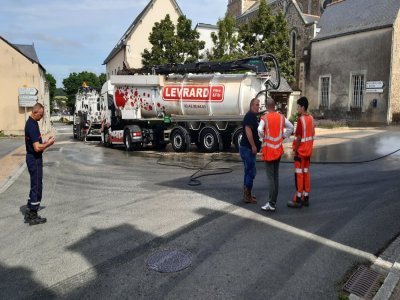 Les pompiers et les agents du service des routes du Département procèdent aux opération de nettoyage. - Fred Martin