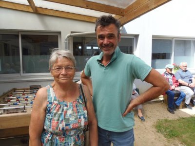 Marie-Fernande, bénéficiaire, et un de ses rayons de soleil journaliers. - Picasa