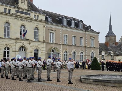 pompiers et militaires au garde à vous - Renault Frédéric