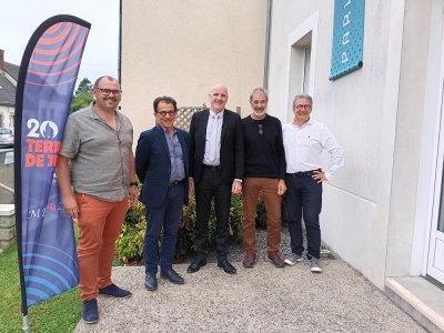 De gauche à droite les différents partenaires : David Julien, Alain Carrière, Richard Chamaret, Joël Boisgontier et Jean-Charles Herriau.  - Geneviève Charrier