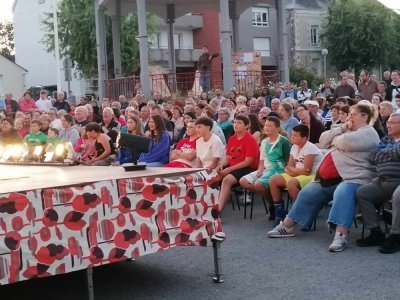 Du monde sur la place de l'Europe pour découvrir un salon de coiffure en plein air le temps d'une soirée festive - Mairie