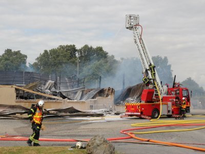 Le bâtiment de 700 m² est parti en fumée. - Charlie Creteur