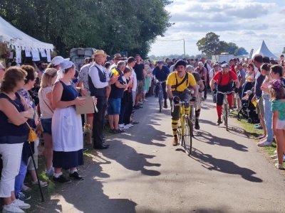 Au cours de l'après-midi, une course spectaculaire de vélos est au programme. - J Bouildé