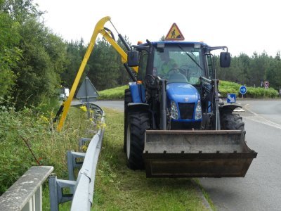 Pour entretenir les bords de routes communales, Mickaël Josse passe la faucheuse. - Anne Roger