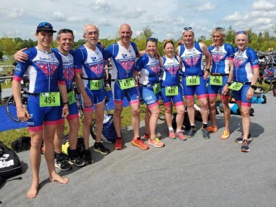 Hervé Thaunay (à droite) avec les triathlètes de Segré à Vendôme en mai. - Charlie Creteur