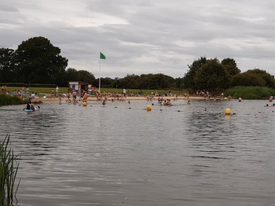 Avec le retour du beau temps, la baignade dans le lac de la Rincerie marche toujours bien. - Philippe Simon