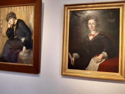 Des tableaux représentant Lucie Delarue-Mardrus au musée. - Philippe Simon