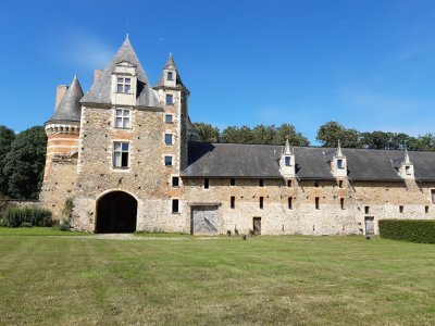 Saint-Quentin-les-Anges photo 8 septembre 2023 Le châtelet du château de Mortiercrolles. Ce dernier voitsauvegarde de la lucarne de la tour d'enceinte sud-est du château - Philippe Simon