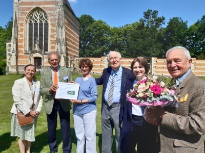 Saint-Quentin-les-Anges photo 14 juin 2024 château prix VMF 53 patrimoine Mortiercrolles Les propriétaires du château de Mortiercrolles (au centre) se sont vu remettre le Prix VMF 53. - Philippe Simon