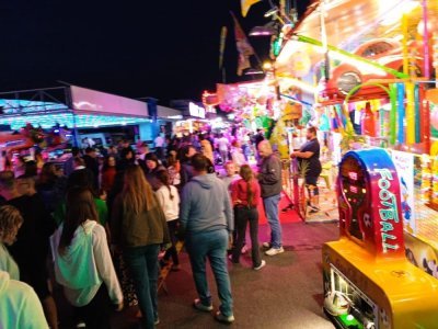 En nocturne, la fête foraine attire aussi beaucoup de monde. - Philippe Simon