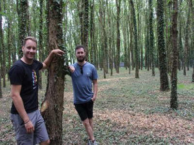 Tom Caillaud et Valentin Desmaires, de la communication du festival, en plein milieu de l'espace calme qui est proposé aux campeurs. - Thomas Gourlin