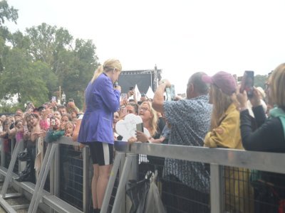 Zaho de Sagazan, a signé quelques autographes et récupéré des pancartes créées par des fans. De quoi rentrer avec des souvenirs de Château-Gontier. - Elodie Chalandre